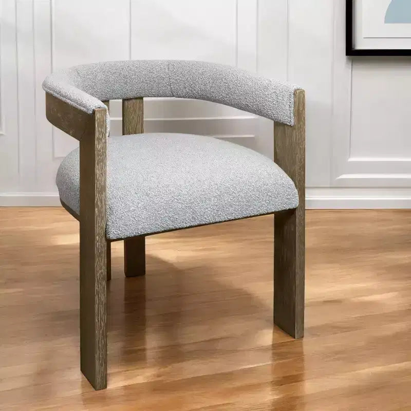 Chaise de salle à manger avec accoudoirs HomeRoots en tissu bouclé gris et marron, dossier ouvert