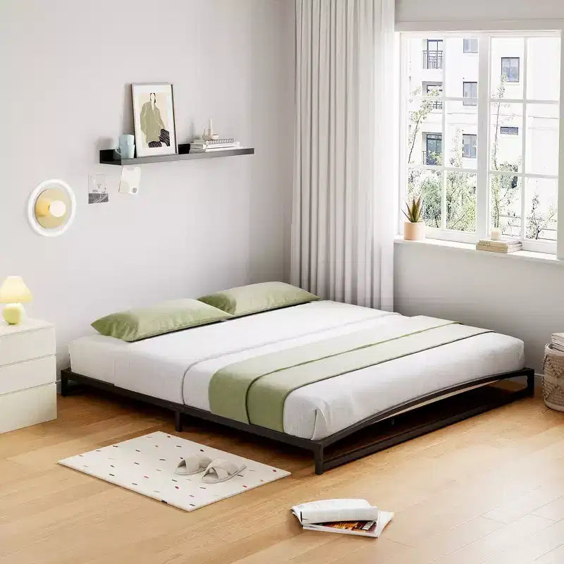 Cadres de lit bas, cadres de lit simples à plateforme métallique, cadres de lit bas robustes, matelas sans ressorts, sommiers tapissiers à lattes d'acier pour le soutien.