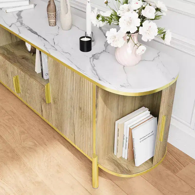 Meuble TV de 70 pouces avec un design encastré luxueux, un plateau en faux marbre, des portes coulissantes incurvées et des étagères réglables.