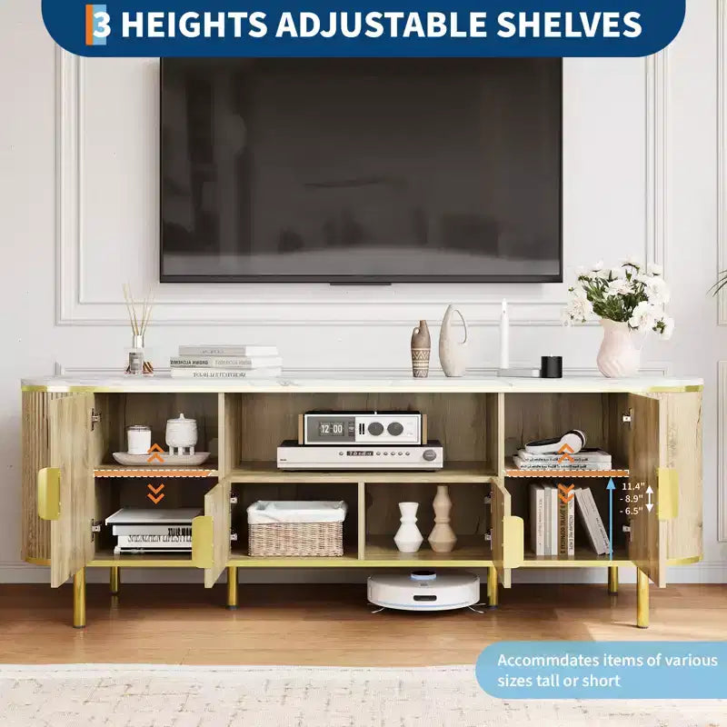 Meuble TV de 70 pouces avec un design encastré luxueux, un plateau en faux marbre, des portes coulissantes incurvées et des étagères réglables.