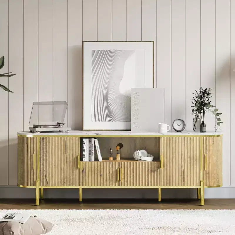Meuble TV de 70 pouces avec un design encastré luxueux, un plateau en faux marbre, des portes coulissantes incurvées et des étagères réglables.