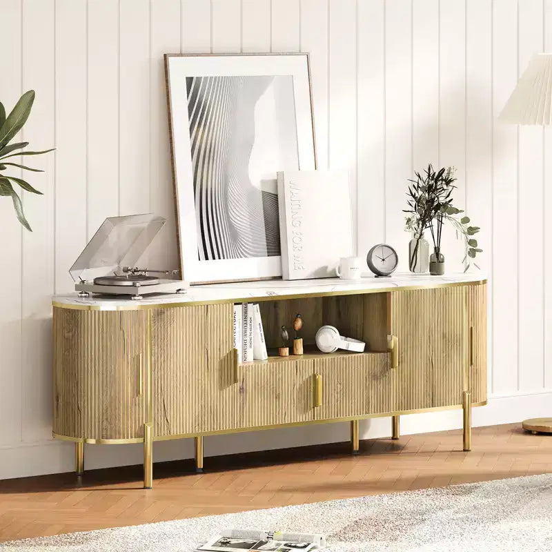Meuble TV de 70 pouces avec un design encastré luxueux, un plateau en faux marbre, des portes coulissantes incurvées et des étagères réglables.