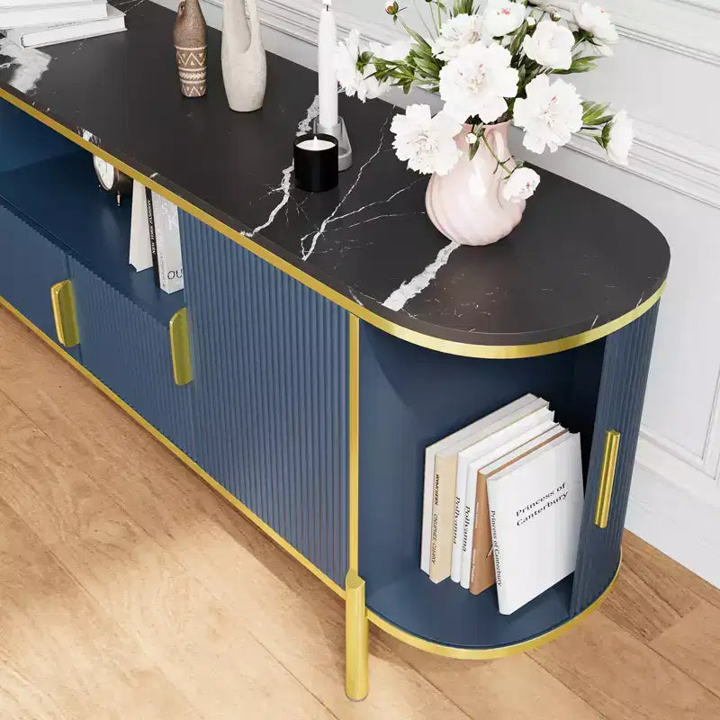 Meuble TV de 70 pouces avec un design encastré luxueux, un plateau en faux marbre, des portes coulissantes incurvées et des étagères réglables.