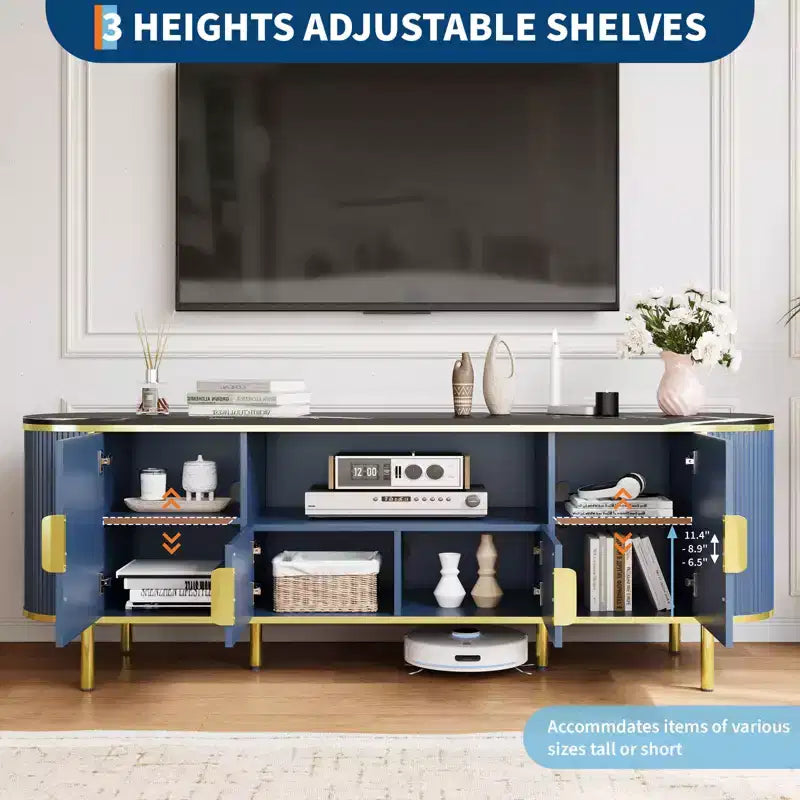 Meuble TV de 70 pouces avec un design encastré luxueux, un plateau en faux marbre, des portes coulissantes incurvées et des étagères réglables.