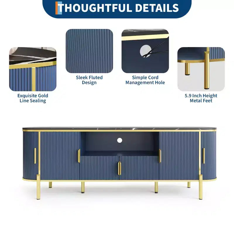 Meuble TV de 70 pouces avec un design encastré luxueux, un plateau en faux marbre, des portes coulissantes incurvées et des étagères réglables.