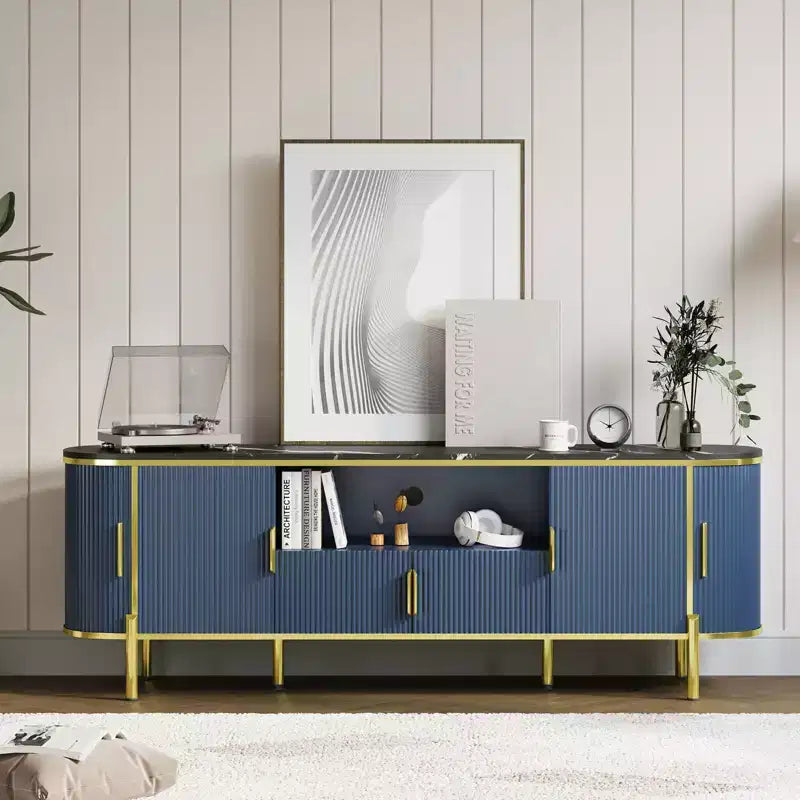 Meuble TV de 70 pouces avec un design encastré luxueux, un plateau en faux marbre, des portes coulissantes incurvées et des étagères réglables.