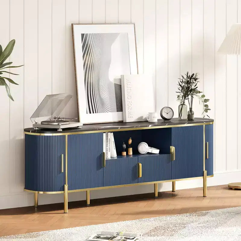 Meuble TV de 70 pouces avec un design encastré luxueux, un plateau en faux marbre, des portes coulissantes incurvées et des étagères réglables.