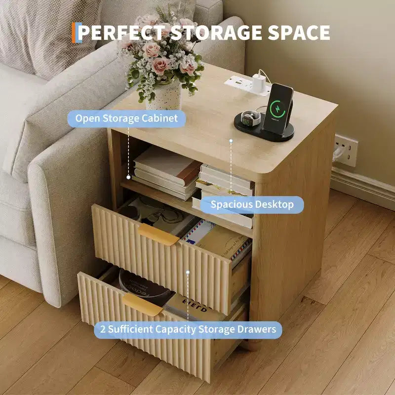 Lot de 2 tables de chevet rainurées avec station de charge, 2 tiroirs et rangement ouvert, poignées en métal et bords incurvés, style moderne du milieu du siècle