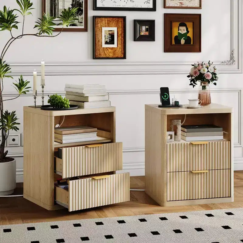 Lot de 2 tables de chevet rainurées avec station de charge, 2 tiroirs et rangement ouvert, poignées en métal et bords incurvés, style moderne du milieu du siècle