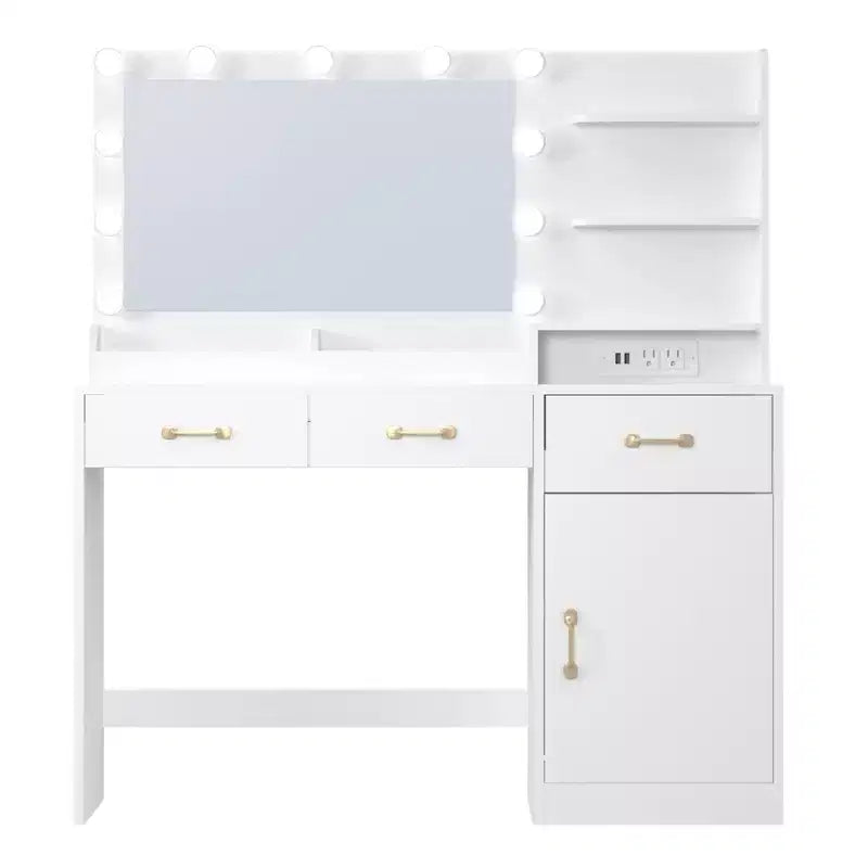 Coiffeuse de chambre en bois avec miroir et lumière, comprenant 3 tiroirs et 4 compartiments, une station de recharge et des étagères ouvertes.