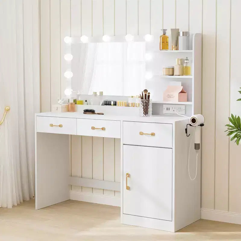 Coiffeuse de chambre en bois avec miroir et lumière, comprenant 3 tiroirs et 4 compartiments, une station de recharge et des étagères ouvertes.