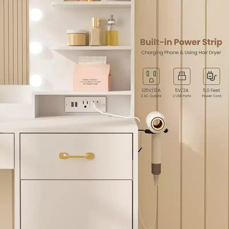 Coiffeuse de chambre en bois avec miroir et lumière, comprenant 3 tiroirs et 4 compartiments, une station de recharge et des étagères ouvertes.