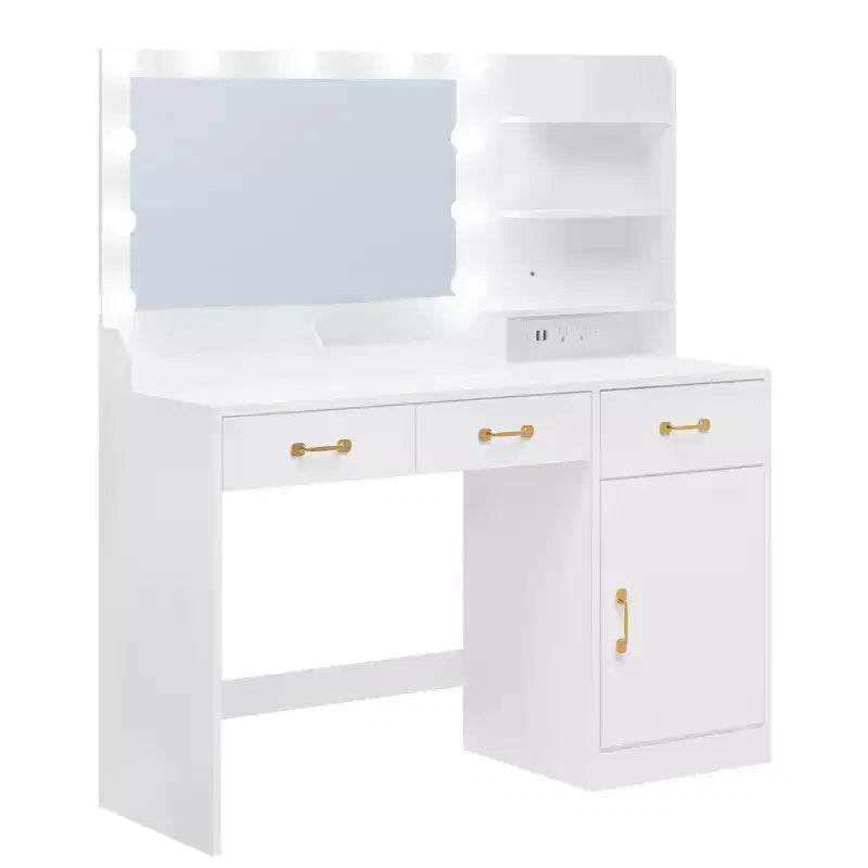 Coiffeuse de chambre en bois avec miroir et lumière, comprenant 3 tiroirs et 4 compartiments, une station de recharge et des étagères ouvertes.