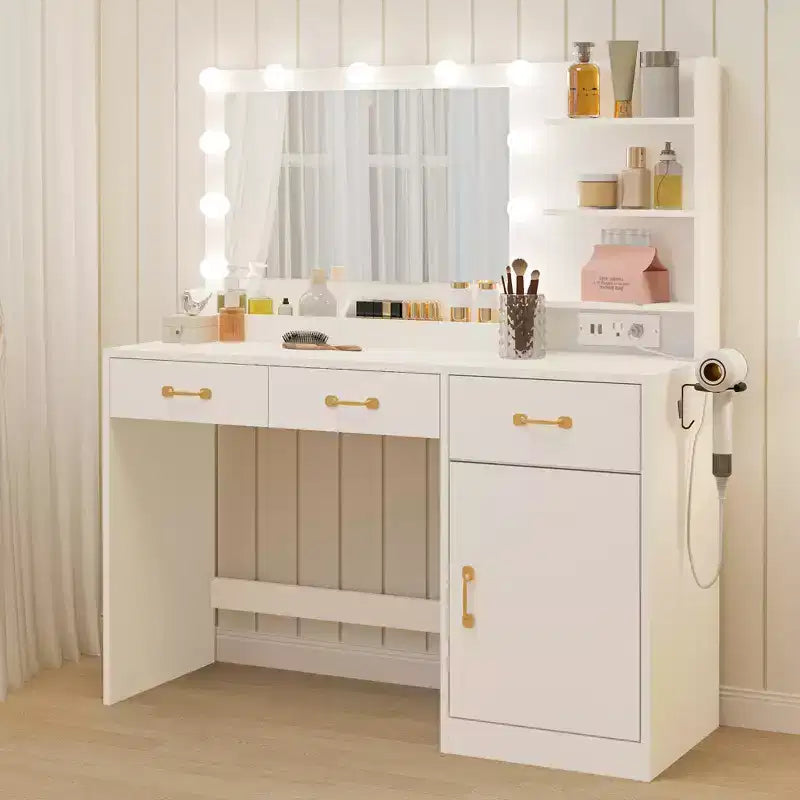 Coiffeuse de chambre en bois avec miroir et lumière, comprenant 3 tiroirs et 4 compartiments, une station de recharge et des étagères ouvertes.
